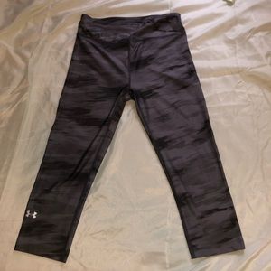 UNDER ARMOUR CROPPED LEGGINGS SIZE SMALL